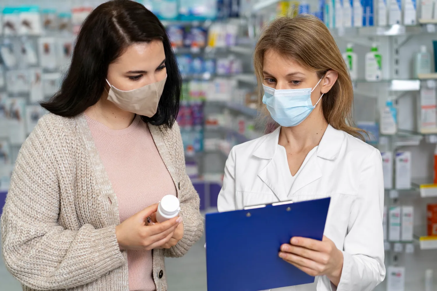 Pharmacist assisting a patient with medication review, showcasing bi-weekly caddies and personalized multiple prescriptions packing support