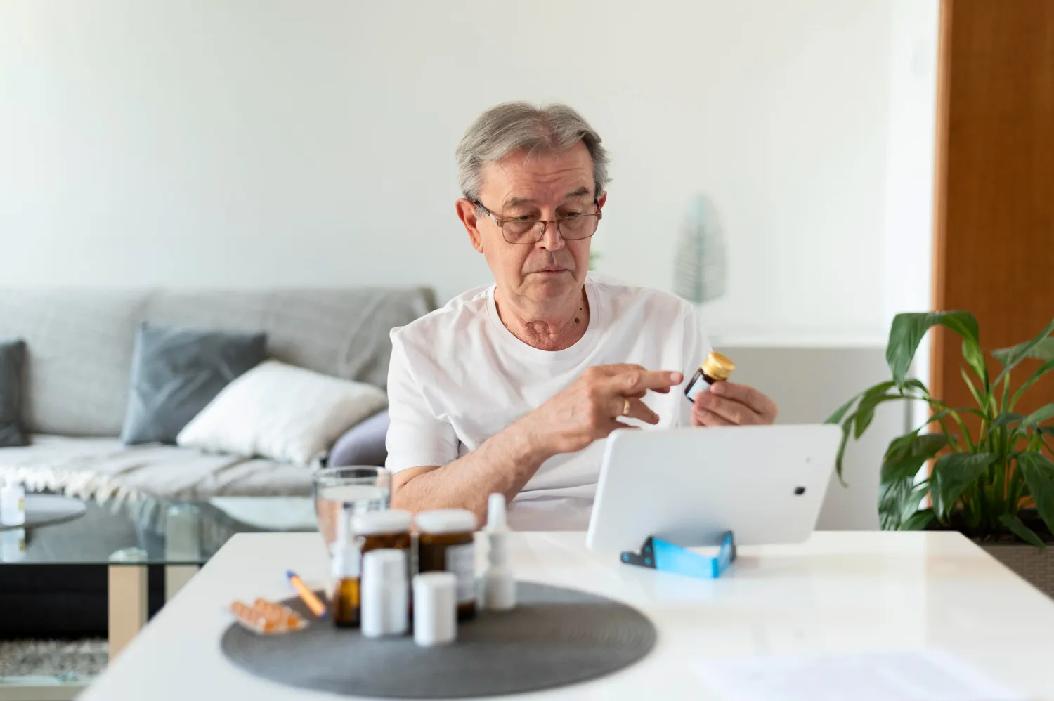 Patient managing medications with help from a Drug Store Jacksonville residents can access locally.